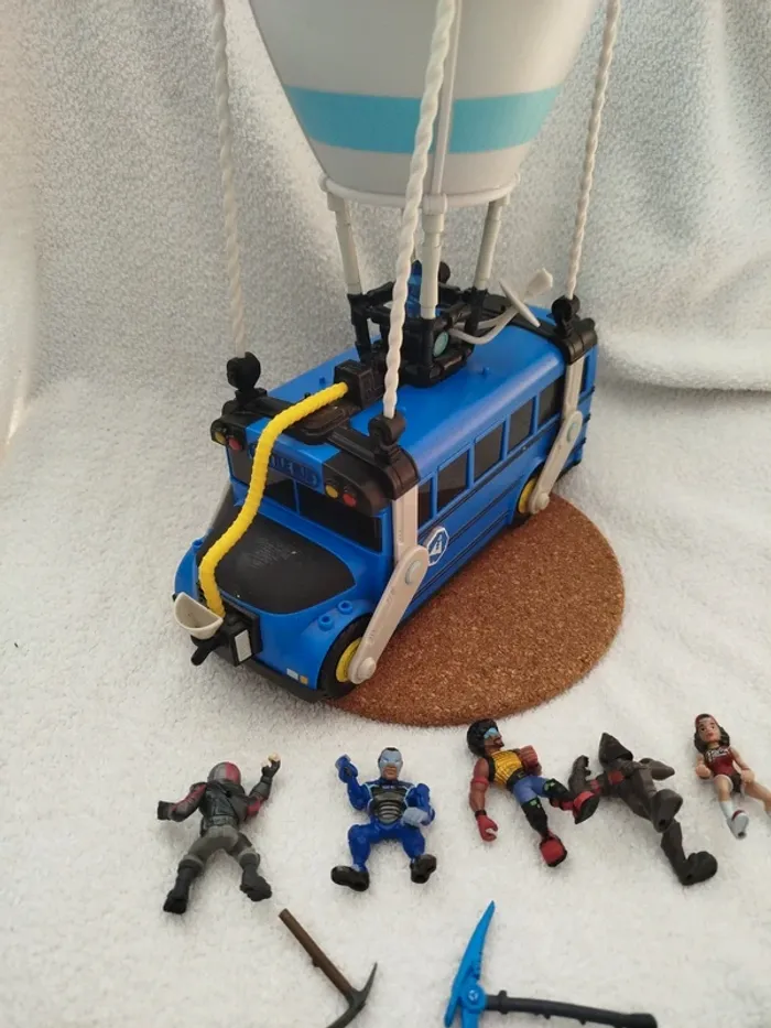 Bus Fortnite et personnages - photo numéro 3