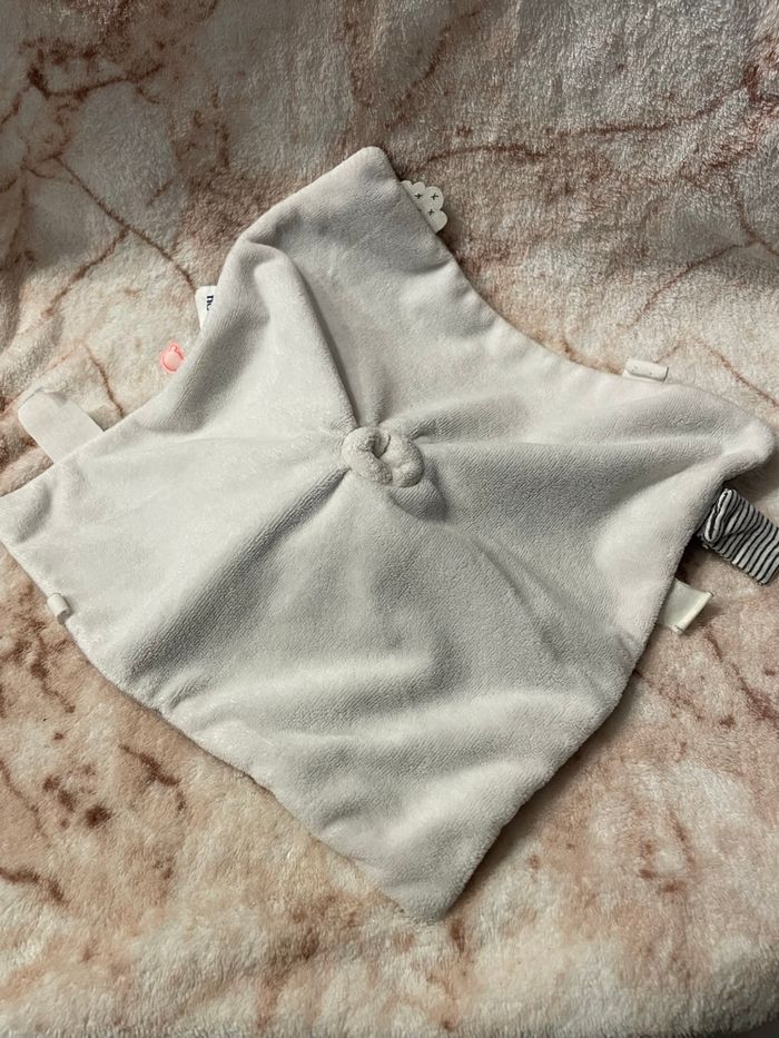 Doudou plat lapin gris blanc Gaby Timeless croix nuage Noukie's Noukies - photo numéro 2