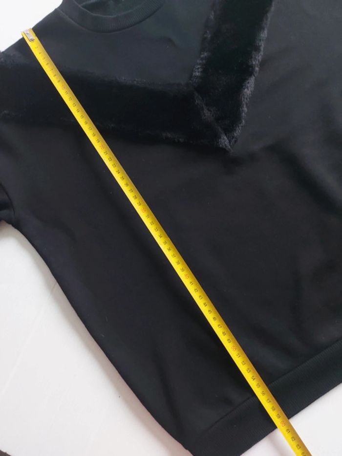 Sweat noir avec fourrure en V sur le devant peu porté taille M - photo numéro 7