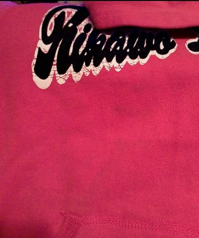 Pull a capuche rouge. - photo numéro 3