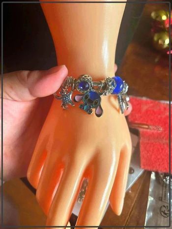 Magnifique  bracelet  à breloques  Disney stitch