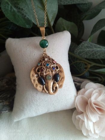 Collier pendentif éléphant avec perles de culture d'eau douce et émeraude naturelle