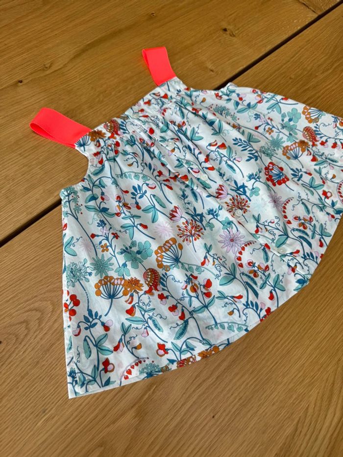 Blouse en tissu liberty Maynard tons blanc/vert/rouge et bretelles orange fluo - Taille 3 Ans - photo numéro 8