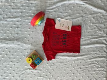 teeshirt manches courtes rouge inscription devant 12/18 mois primark