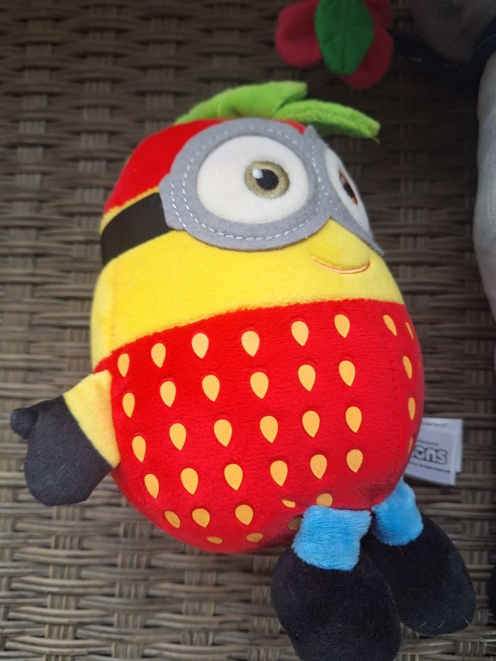 Lot peluches (Ane shrek , 2 peluches minion et 1 fraise) - photo numéro 6