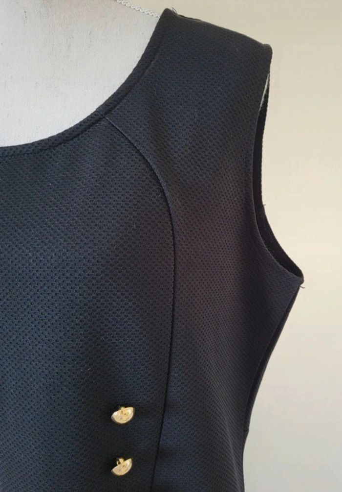 Robe noire sans manches avec boutons dorés M&S Mode Taille 46 - photo numéro 4