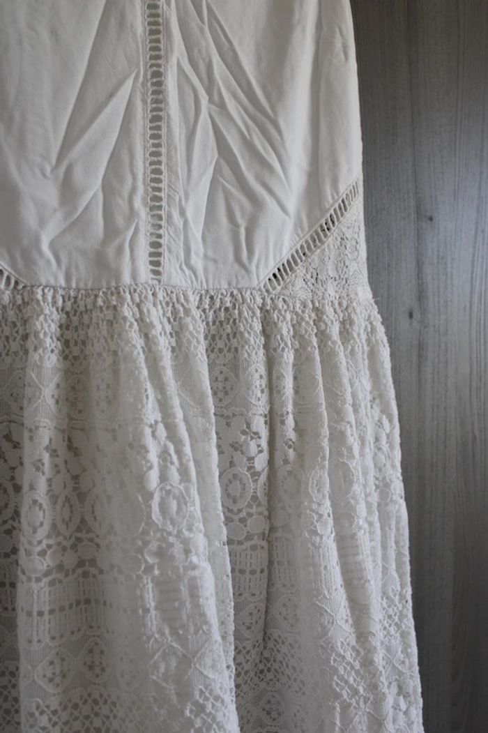 Robe en dentelle - photo numéro 2