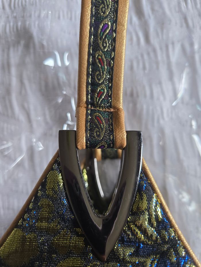 Sac  à  main aux broderies bleues et dorées - photo numéro 4