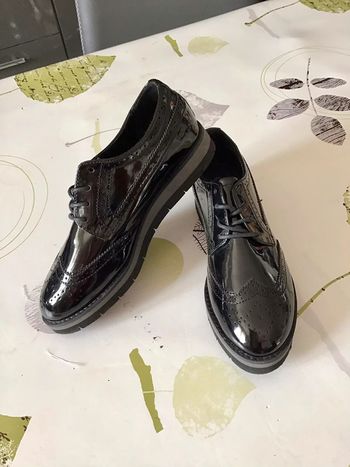 Jolie paire de Chaussures  vernis noir taille 36