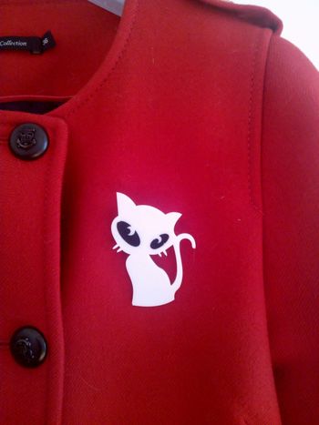 Broche/pin's , badge chat blanc