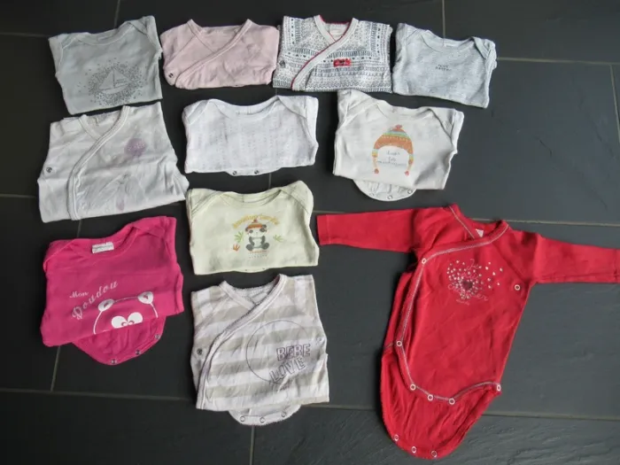 Lot de 62 vêtements fille 3 mois + chaussettes automne / hiver (bodies, pyjamas, habits) - photo numéro 5