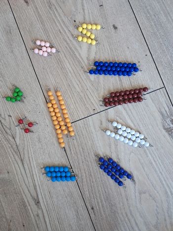 30 escaliers de perles. J'apprends à compter. Pédagogie montessori dénombrement