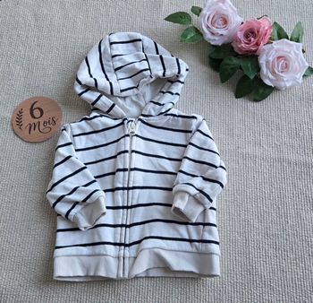 Gilet zippé avec capuche bébé 6 mois Kiabi très bon état 