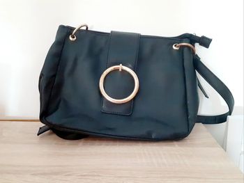 Sac à main noir - Boucle dorée