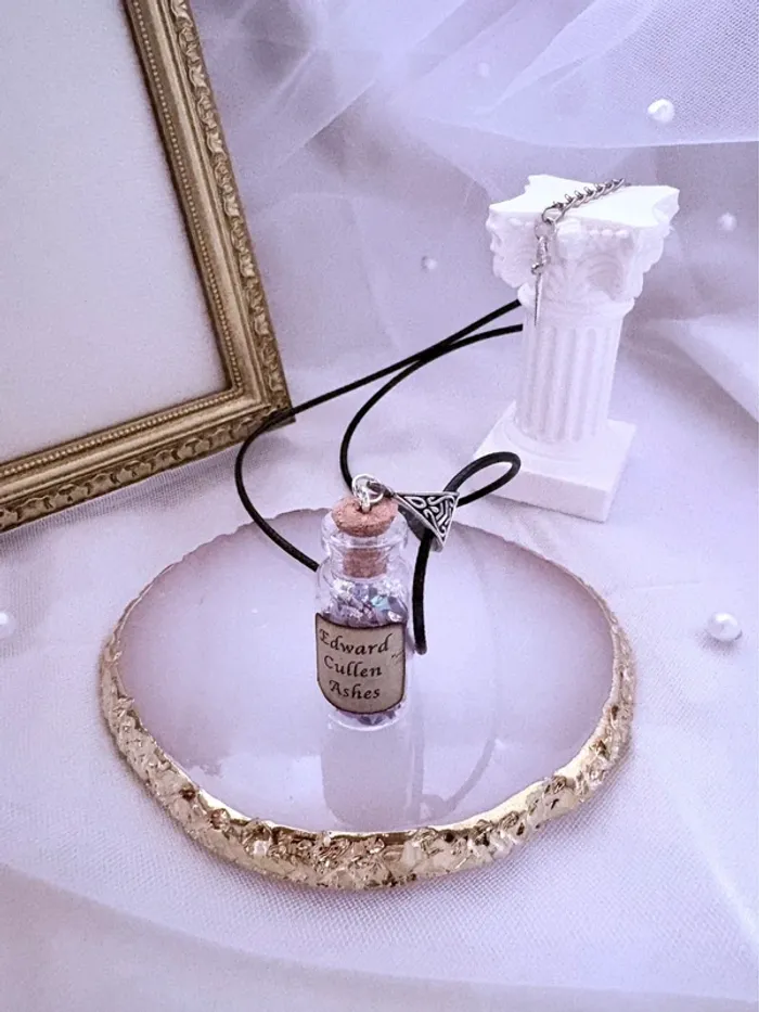 Collier en lien noir avec fiole en verre et breloque poignard - photo numéro 3