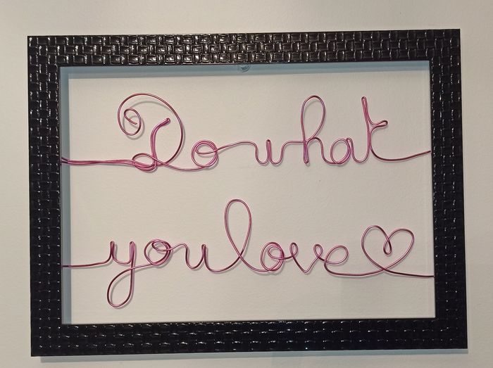 Cadre moderne "Do what you love" fabrication artisanale, en fil de fer