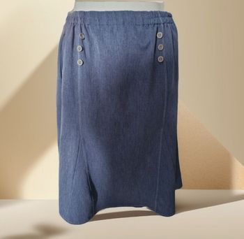 Jolie jupe coupe originale trapèze genre jean