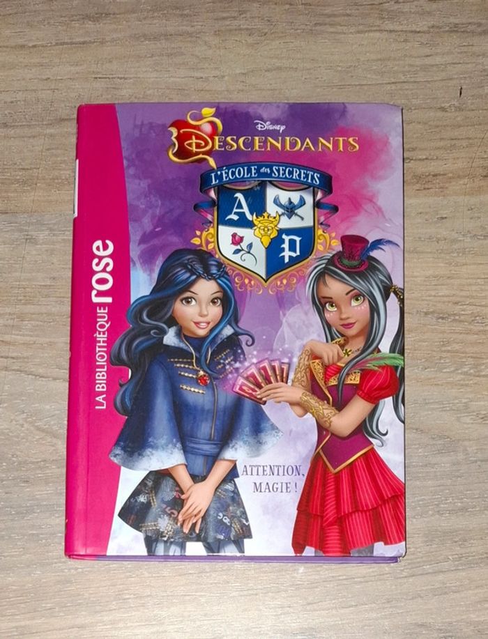 Livre la bibliothèque rose descendants- l école des secrets - photo numéro 2