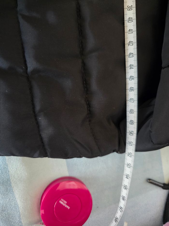 Doudoune, noir a zip doré , 2 poches devant, col moumoute, en très bon état, en polyester, largeur d'épaule 41cm, largeur sous bras 52cm, longueur 60cm, marque In Extenso =8€ - photo numéro 6