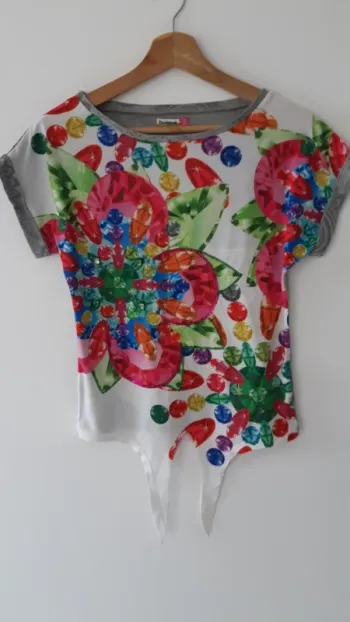 Tee-shirt fille Desigual – Coloré & original –11/12 ans très bon état