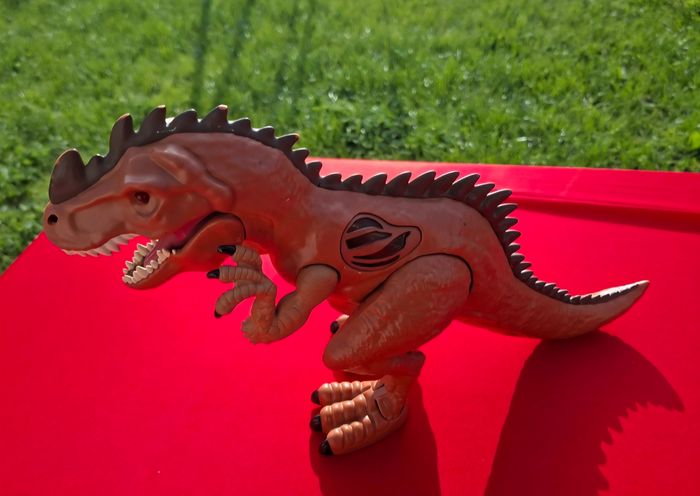 Dinosaures avec bruitage et se deplace