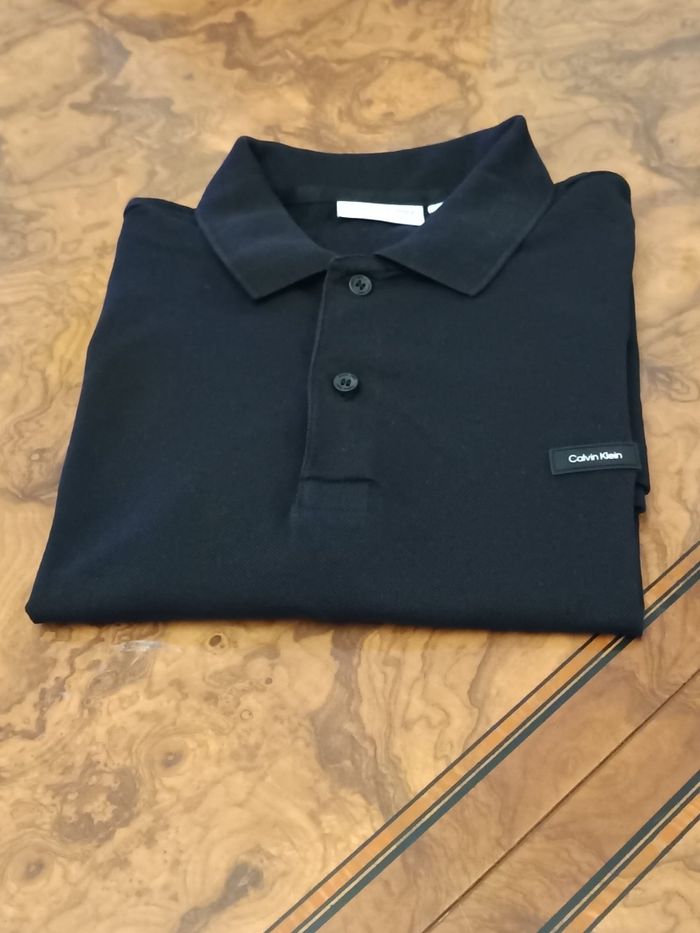 Polo Calvin Klein slim fit neuf taille M avec nouveau logo ( depuis 2024)