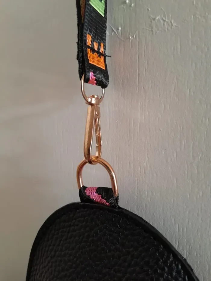 Pochette en forme de coeur, couleur noire, simili cuir - photo numéro 5