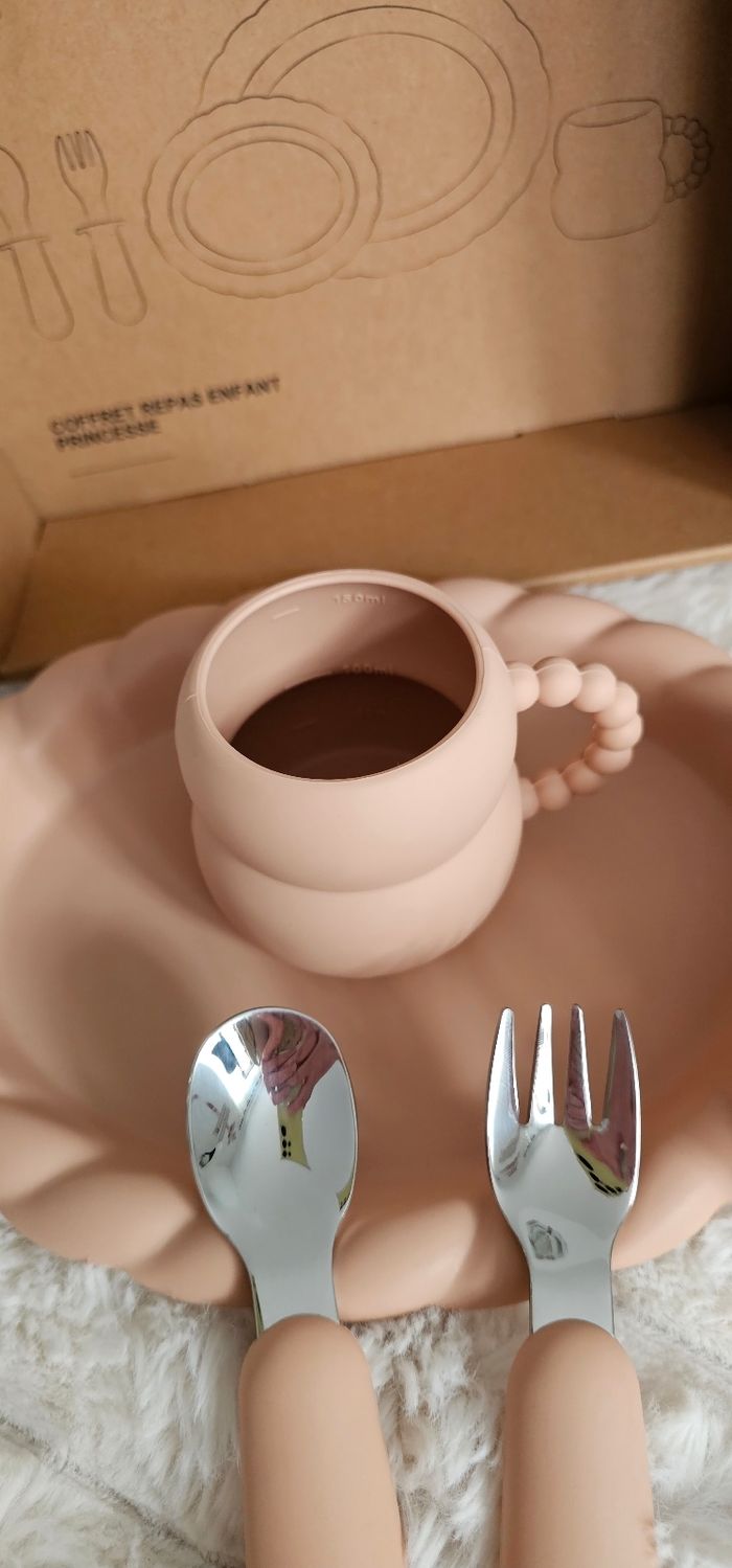 Magnifique coffret repas Princesse rose Neuf - photo numéro 3