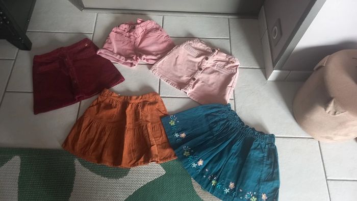 Lot de 5 bas fille 7 ans tbe hiver jupes shorts - photo numéro 2