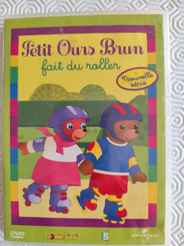 Petit ours brun fait du roller