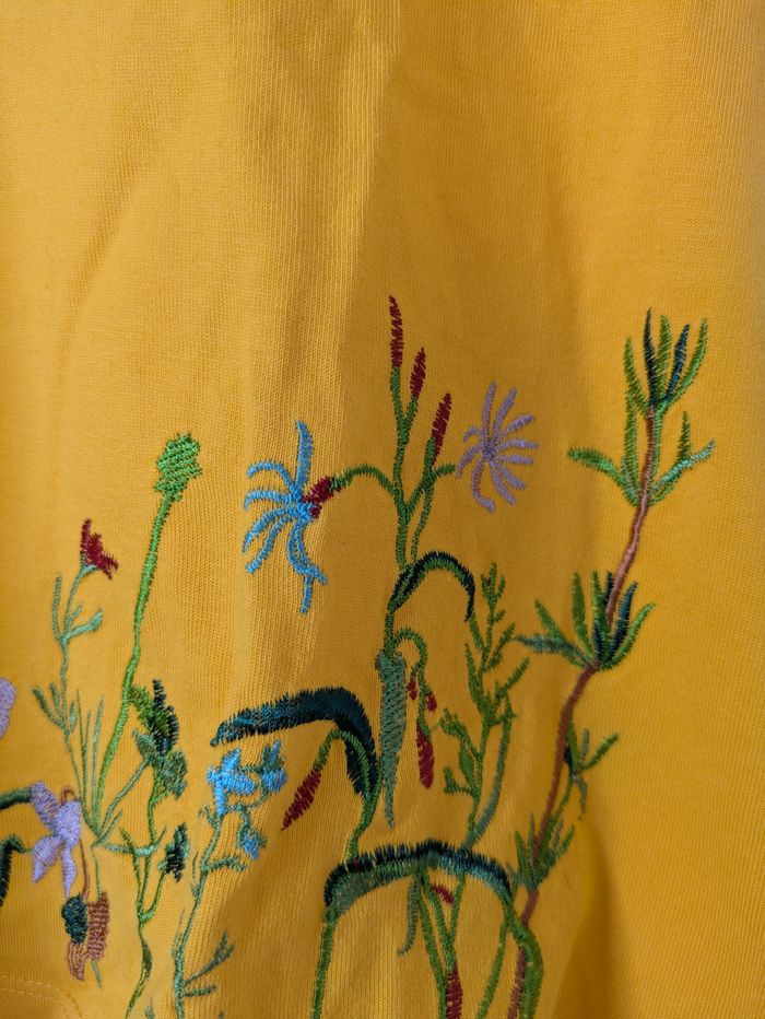 T-shirt avec fleurs brodées - photo numéro 2