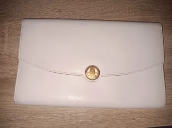 Pochette élégante en cuir blanc avec fermoir doré