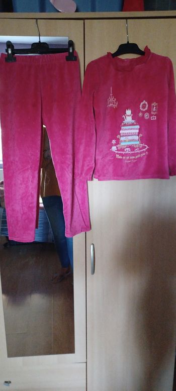 Très joli pyjama 2 pièces fille T 7 ans