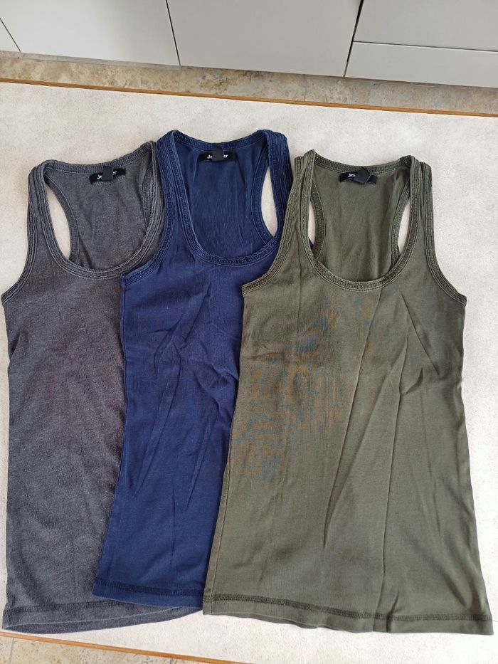 Trois débardeurs taille XS
