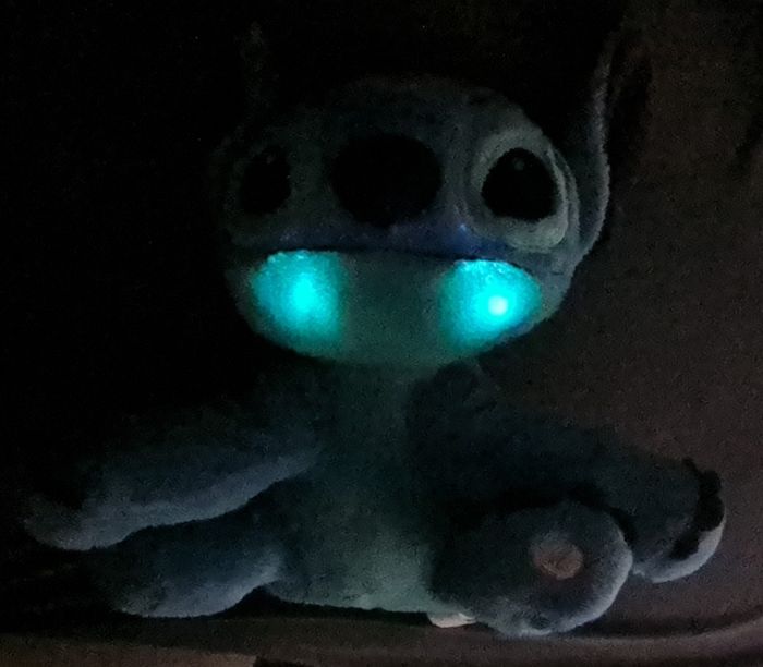 Doudou peluche Disney Lilo & Stitch lumineuse et musicale - photo numéro 5