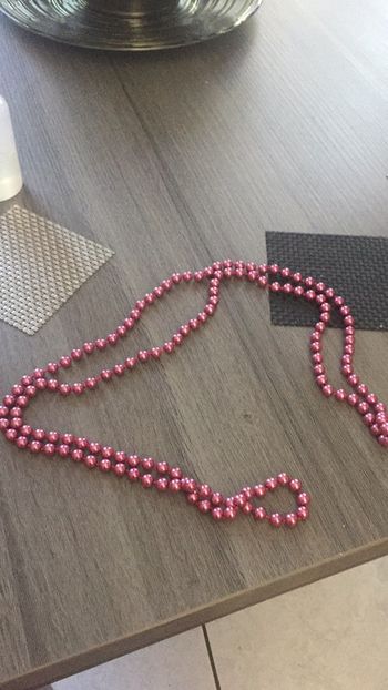 Long collier de perles roses