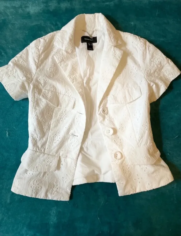 Jolie blouse blanche d'été avec broderies taille XS/S - photo numéro 8