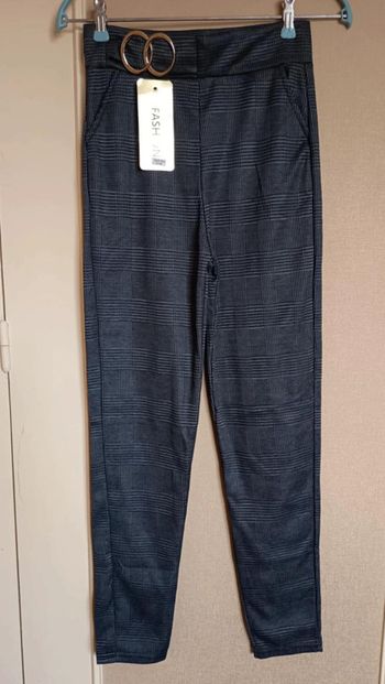 Pantalon  style legging. Marque Fashion.