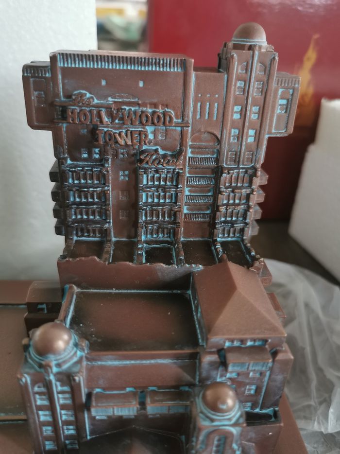 Figurine Hollywood tower hotel