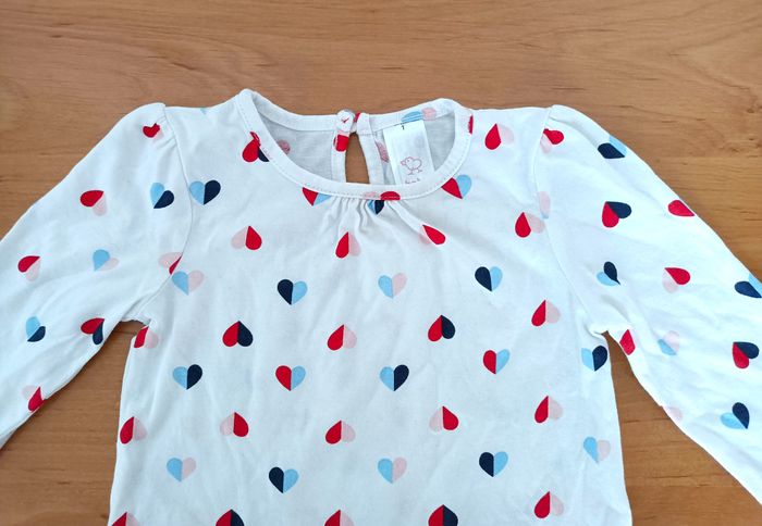 T-shirt manches longues blanc à coeurs multicolores. C&A. Coton. Taille 9 / 12 mois. 74 cm - photo numéro 2