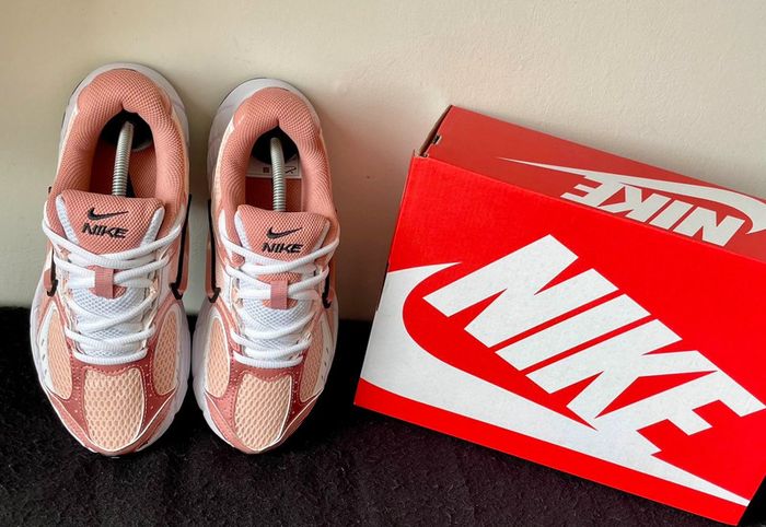 V5 RNR Corail - Nike - Washed Coral - Taille 39 - Neuf avec boîte - photo numéro 4
