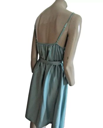 robe chic tissu satiné marque made in italy pas de taille indiquée mais convient a une taille 38/40