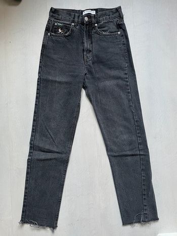 Jean mom noir Pull&Bear – effet vintage & détail brodé, taille haute