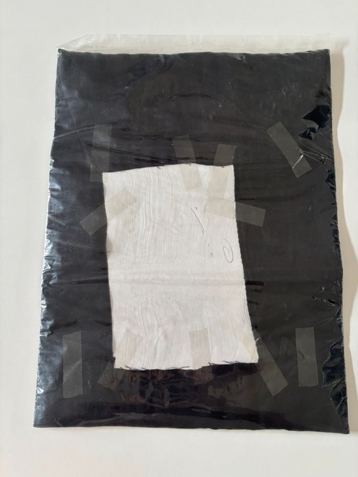 Broderie Vietnamienne (vêtement jaune) sur fond noir - photo numéro 3