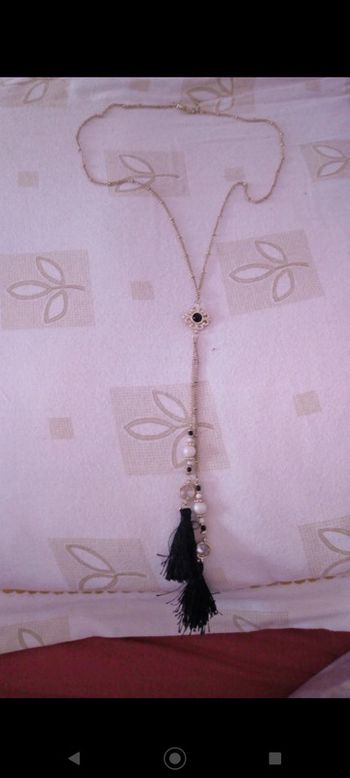 Sautoir doré avec pompon noir