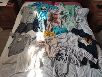 Lot d'une quinzaine de vêtements 9 mois