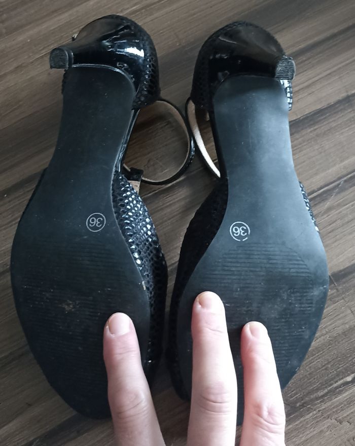 Élégance Assurée : Escarpins Pierre Cardin Noirs T.36 - Effet Reptile - photo numéro 5