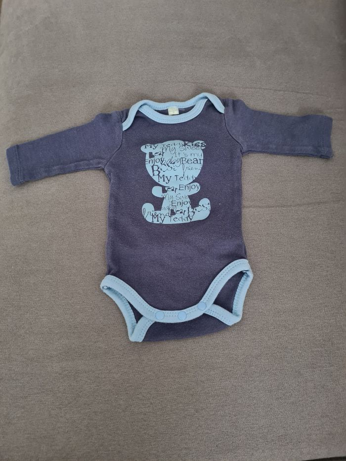 Lot bodies et un pyjama - photo numéro 5
