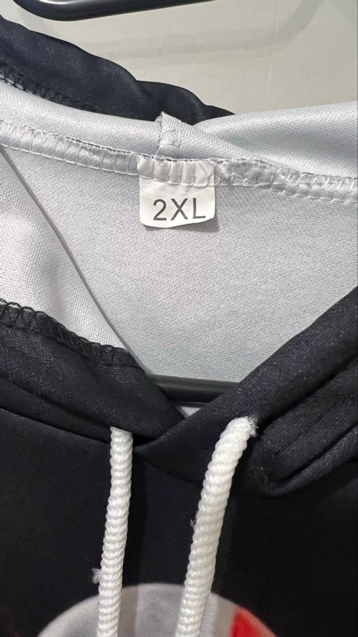 Sweat-shirt léger avec capuche en très bon état