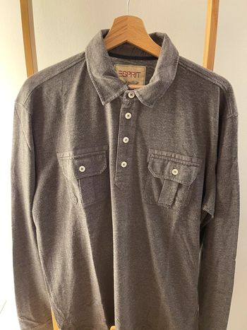 polo gris manches longues et poches